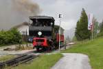 Bei der Haltestelle Eben am Achensee beginnt das Steilstück der Achenseebahn. Hier endet das Flachstück für die Bahn vom Seespitz kommend. Der Mitarbeiter rechts hält sich bereit das Zahnrad in die Leiterstange zu setzen, Mai 2014