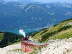 Zwei Dampfzüge schnauben in unmittelbaren Abstand, um den hohen Fahrgastansturm zu bewältigen, in Richtung Schafbergspitze; 180728