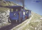999.102 mit blauen Wagen im Sommer 1983 zwischen Schafbergalpe und Schafbergspitze. Die Dampf-Zahnradloks sind bei dieser Steigung nur in der Lage einen Wagen zu befrdern.