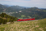 Einen der schönsten Tage überhaupt erlebte ich mit meiner Familie am 26.05.16 am Schafberg. Er befindet sich genau umgeben von Wolfgangsee, Fuschlsee, Attersee und Mondsee in Oberösterreich.
Dort fährt eine Zahnradbahn hinauf, welche 2 Dieselloks mit sattem Sound und 2-3 Neubaudampfloks Bj. 1995 besitzt. Als Hersteller der Loks konnte ich die schweizerischen Unternehmen  Stadler  und  SLM  ausmachen.
Zusätzlich verkehrt zu gewissen Anlässen auch ein grüner, ebenfalls dampfbetriebener Museumszug zur Schafbergspitze. 

Der erste Zug des Tages entstand mit einem dieselbetriebenen Zug bei der Ausfahrt aus der Schafbergalm hinaus zur Schafbergspitze.