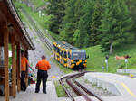 Der Salamander hat den Bahnhof Baumgartner verlassen und nimmt die Steigung Richtung Bergstation Schneeberg in Angriff. Station Baumgartner, Puchberg am Schneeberg, 18.6.2023