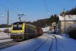 Mit 148 Minuten Versptung fuhr am 10.02.13 CSV 1216 932 und SLB 1216 940 als Zwischenlok mit dem LOGS-GAG 47209 (Voest Alpine Linz - Cittadella) durch den Bahnhof Hallwang-Elixhausen.
