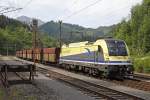 1216 930 durchfährt am 28.05.2015 mit einem Güterzug den Bahnhof Weissenbach-St.Gallen.