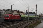 1116 016 RailCargoGroup vor dem CAT 9040 von Flughafen Wien (Fws) nach Wien Mitte Landstrasse (Cat), hier zum sehen bei der Durchfahrt des Bahnhof Simmering Aspangbahnhof (Sah); am 09.11.2013