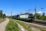 Die Br 193 734 von European Locomotive Leasing fährt Eimeldingen mit einem Getreidezug Richtung Weil am Rhein. (25 Juni 2022)