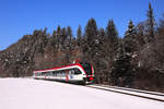 Kurz nach Köflach schlängelt sich die Bahn entlang der Bundesstraße. 
An diesem Sonnigen letzten Februar Tag ( 28.02.2018 ) rollt GTW 63.12 in Richtung Bärnbach