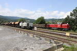 Vielleicht geht ja das ohne Tagelanges beraten ,-----

Schwestern Treffen in Deutschlandsberg 
DH1700.1 mit Ihrem Güterzug und DH 1700. 2 mit einem Bauzug sind Abfahrbereit in Richtung Graz. 
8.06.2018 