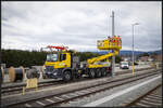 In Wies Eibiswald begann in der letzten Woche der Aufbau der Fahrleitungsanbauten an den bereits gestellten Masten . Dazu kam auch ein 2-Wege LKW zum Einsatz. 3.04.2023