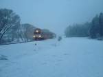 Im tiefen Schneetreiben prsentierte sich das Oisnitztal, bei Km 6,0 als es eine Dostogarnitur mit DH 1500.4 als R 8567 am 24.01.2013 durchfuhr und auf sein nchstes Ziel, die Haltestelle Oisnitz-St. Josef, zufuhr. An 2. Stelle im Zugverband fuhr heute der neue  S-Bahn Dostowagen  mit.