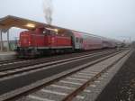 DH 1500.4 mit R 8491 (S7) am 18.11.2013 beim Halt im  neuen  Bahnhof Lieboch. Wie man am Bild schn erkennen kann schieben die 1500PS des Dieselmotors gerade die 4er Garnitur Dosto an um ihrem Ziel, den Bahnhof Kflach, nher zu kommen.