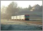 Im Licht der aufgehenden Sonne erreicht R 8505 (Wies-Eibiswald nach Graz) am 7.4.2006 den Bahnhof St.Martin-Bergla.