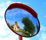 Ein  Spiegel-Zug-Suchbild  Die nette Kapelle nächst St.Martin im Sulmtal Bergla macht sich auch im Spiegel recht gut . der sich dahinter vorbeischwindelnde GTW2/8 der Graz Köflacher Eisenbahn hat nix davon. 2.Juni 2014