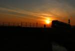 R8586  verlässt am Morgen des heutigen 8.März 2015 den Bahnhof Sankt Martin im Sulmtal Bergla mit der aufgehenden Sonne,....
