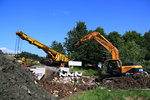 Schweres Gerät ist heutzutage auf Eisenbahnbaustellen nicht mehr wegzudenken. Durchlassbaustelle bei Oisnitz am 28.05.2016 