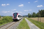 Am 25. Mai 2016 rollt 5063 001 sowie ein gleichaussehender Zwillingsbruder als SREX 4376 in Dietmannsdorf-Welsberg ein, während zwei hier am Bild nicht ersichtliche, fleißige Eisenbahner, gerade damit beschäftigt waren, mit Rasenmähern den Bahndamm frei von übermäßigen Bewuchs zu halten.