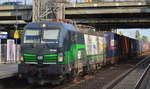 LTE Logistik- and Transport- GmbH mit der ELL Vectron  193 262  [NVR-Number: 91 80 6193 262-3 D-ELOC] und Containerzug am 17.05.18 Bf. Berlin-Hohenschönhausen.