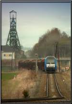 Diesellok 2016 903 der Firma LTE fhrt mit einem Kurzholzzug von Judenburg nach Pls.Von Passau nach Judenburg wurde der Zug von einer 185er gezogen.Im Hintergrund ist der Frderturm der ehem.
