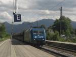 185 529-5 von  LTE  am 3. Juni mit einem Gterzug bei der Durchfahrt
des Priener Bahnhofes.