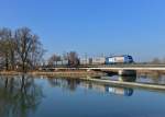 1216 910 mit einem KLV am 27.02.2015 auf der Isarbrücke bei Plattling.