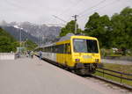 An der aktuellen Haltestelle Tschagguns der MBS mit modernem Bahnsteig hält MBS-Triebzug ES10 222+ET10 122 um die Reisenden nach Bludenz mitzunehmen.