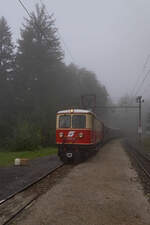 Nebelfotos versprach der Morgen, als E14 der NVOG (als 1099.014 der BB) am 29.09.2021 mit ihrem Fotozug abfahrbereit im Bahnhof von Winterbach stand.