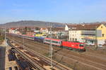 Am 22.11.2019 zieht 1116 050 EC 113 durch Oberesslingen. An zweiter Stelle ist ein Nightjet-Sitzwagen in den Zug eingereiht.
