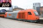 RTS Rail Transport Service Siemens Eurorunner 2016.906 mit Schotterwagen am 28.12.18 in Mainz Hbf.