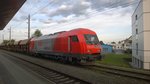 ER20 2016 908-3 der RTS stand am 5. Mai 2015 mit einem Bauzug in Dornbirn