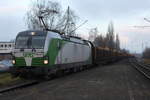 193 821 mit Holzzug von Rostock-Bramow nach Stendal-Niedergörne bei der Durchfahrt im Hp Rostock-Holbeinplatz.02.12.2017