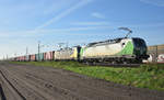 SETG mit der 193 821-6 und 193 218-5  15 Jahre SETG / Beethoven  in Doppeltraktion mit Container unterwegs nach Hamburg. Höhe Bardowick, 27.04.2018.