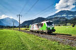 Privatebahnen sind im Oberen Drautal ja eher selten anzutreffen, aber anlässlich der Fahrzeugschau bei den 5. Lienzer Südbahntagen, kam die  Stille Nacht -Vectron für zwei Tage nach Lienz.

Hier zu sehen ist die SETG 193 219-3  Stille Nacht , auf der Rückfahrt nach Spittal-Millstättersee, nahe der Haltestelle Irschen.
Aufgenommen am 16.9.2018.