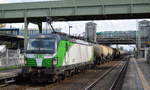 Salzburger Eisenbahn Transport Logistik GmbH, Salzburg [A] mit der ELL Vectron  193 285  [NVR-Nummer: 91 80 6193 285-4 D-ELOC] und Kesselwagenzug (Kreideschlamm) am 29.04.21 Durchfahrt BF. Berlin Hohenschönhausen Richtung Nordosten.