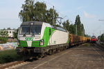 193 812-5 mit Holzzug von Rostock-Bramow nach Stendal-Niedergörne bei der Durchfahrt im Haltepunkt Rostock-Holbeinplatz.03.06.2016 