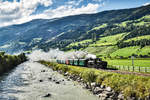 73.019 fährt mit dem Sdz 901 (Krimml - Zell am See), zwischen Wenns und Mühlbach im Pinzgau, vorüber.