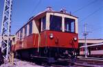 Wieder ein ET der Salzburger Lokalbahn vor dem Depot. Eine Nummer hatte er nicht, und ich nehme an, dass er zu dieser Zeit noch restauriert wurde. Salzburg, 03.08.1984. 