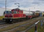 SLB E 62 (Baujahr 1952) mit Gterzug im Bahnhof Lamprechtshausen aufgenommen am 3.12.2007. Seither hat sich einiges verndert: Der Bahnhof wurde vllig neu gebaut, die Halle im Hintergrund existiert nicht mehr. Whrend frher auch immer wieder Gterzge entladen wurden (Holz, Stahlrohre fr eine benachbarte Firma), ist dies nicht mehr mglich da kein Ladegleis mehr existiert.
