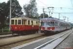 Im April 1983 begegnen sich eine Doppeltraktion der 1978 von der Köln Bonner Eisenbahn übernommenen  Silberpfeile  und der ET 16 der Salzburger Verkehrsbetriebe im Bahnhof Bürmoos.
