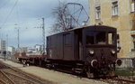 Der 1908 von MAN/SSW gebaute ET 1 der Salzburger Lokalbahnen mit einem Arbeitszug im Frühjahr 1983 im Gleisvorfeld des Salzburger Lokalbahnhofes