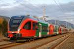 4062 003, 4062 002 und 4062 001 der Steiermärkischen Landesbahnen haben soeben den Bhf. Niklasdorf im Rahmen der jährlichen Wendefahrt über das Gleisdreieck Bruck an der Mur erreicht. Diese Fahrten werden durchgeführt, um einen gleichmäßigeren Verschleiß der Radreifen auf der recht bogenreichen Stammstrecke Peggau - Übelbach zu erzielen. (22.11.2014)