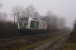 Die neu lackierte STLB 2016 901 mit VG 77263 Friedberg-Oberwart, am 18.12.2015 bei dichtem Nebel kurz vor Oberwart.