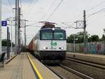 Graz. Die Steiermarkbahn 1142 578 zog am 16.06.2020 einen Containerzug von Graz Kalsdorf CCG Richtung Norden, hier in Graz Don Bosco.