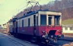 EGL 25.051 oder 052 der Lokalbahn Lambach - Haag Anfang April 1975 im Bahnhof Lambach, davor ET 25.101. Die Lokalbahn wurde 1932 mit 750 V Gleichstrom elektrifiziert. Als die Westbahn 1948 mit Wechselstrom elektrifiziert wurde, mußte die Bahn ihre Oberleitung auf dem gemeinsam mit der ÖBB genutzten Teilstück abbauen. Um weiter elektrisch fahren zu können, beschaffte sie zwei Gleichrichterwagen, die die Triebwagen auf diesem Streckenteil mit Gleichstrom versorgten.