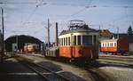 Blick auf die Gleisanlagen in Vorchdorf-Eggenberg im Juli 1991, im Vordergrund ET 23 103 der Lokalbahn Gmunden-Vorchdorf, im Hintergrund sind noch zwei Normalspur-ET der Lokalbahn Lambach-Vorchdorf zu erkennen