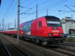 2016-910 zieht einen RailCargo Mobiler-Zug bei Marchtrenk Richtung Linz;100713