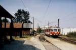 ET 24.104 der Lokalbahn Lambach - Haag trifft im Juli 1992 in Bachmanning ein. Wegen des Ausbaus der Westbahn für höhere Geschwindigkeiten wurde die Lokalbahn Ende 2009 stillgelegt, da eine oberflächenquerende Einbindung nicht vorgesehen war.