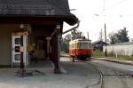 Idyllisch mit Telefonzelle und Postbushaltestelle präsentiert sich der Bahnhof St. Georgen im Attergau im August 1987, im Hintergrund der 1921 gebaute ET 23 103