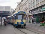 Wien. Dieser WLB Type 100  fuhr am 25.02.2020 Richtung
Baden, hier bei der Wiener Staatsoper. 