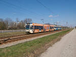 Am 04.04.2022 befand sich Tw404 mit einem Triebwagen der Reihe 100 auf dem Weg von Wien Oper nach Baden Josefsplatz. In Kürze wird der Bahnhof Wiener Neudorf erreicht.