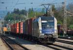 ES64 U2 -022 der Wiener Lokalbahnen AG kam am 24.04.2009 um 17:44 vor einem Containerzug durch Neulengbach, Richtung Westen