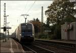 1216 950 der WIENER LOKALBAHN CARGO GmbH schleppt einen Containerzug ber die Rheinstrecke durch Bonn-Beuel. (24.10.2009)